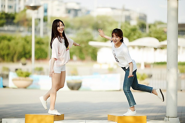 포토 JPG 주간 전신 나무 학생 공원 여학생 여자 포즈 장난 청소년 서기 웃음 야외 두명 옆모습 아웃포커스 10대 친구 사진촬영 우정 산책 한국인 즐거움 십대여자만 국내포토 자연요소 식물 공공시설 감정 뷰포인트 관계 모션 휴식 촬영기법 표정 사람 동양인 촬영 여자만 십대만 파일형식