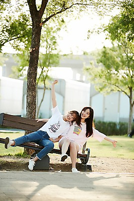 포토 JPG 주간 전신 나무 학생 공원 여학생 여자 벤치 의자 장난 청소년 웃음 앉기 야외 두명 앞모습 아웃포커스 10대 친구 사진촬영 우정 산책 한국인 즐거움 십대여자만 국내포토 자연요소 식물 공공시설 감정 뷰포인트 가구 관계 모션 휴식 촬영기법 표정 사람 동양인 촬영 여자만 십대만 파일형식