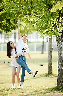 포토 JPG 주간 전신 나무 학생 공원 여학생 여자 포즈 장난 청소년 서기 웃음 초원 야외 두명 앞모습 아웃포커스 10대 친구 사진촬영 우정 산책 한국인 잡기 즐거움 십대여자만 국내포토 자연요소 식물 공공시설 감정 뷰포인트 관계 모션 휴식 촬영기법 표정 사람 동양인 촬영 여자만 십대만 파일형식