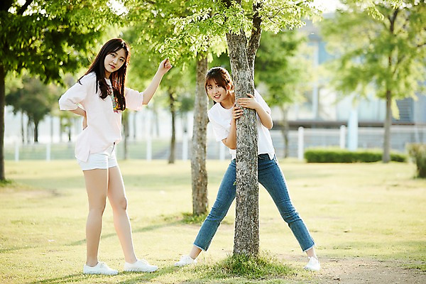 포토 JPG 주간 전신 나무 학생 공원 여학생 여자 포즈 장난 청소년 서기 웃음 초원 야외 두명 앞모습 옆모습 아웃포커스 10대 친구 사진촬영 우정 산책 한국인 잡기 즐거움 십대여자만 국내포토 자연요소 식물 공공시설 감정 뷰포인트 관계 모션 휴식 촬영기법 표정 사람 동양인 촬영 여자만 십대만 파일형식
