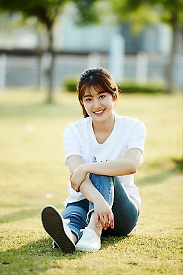 포토 JPG 주간 전신 학생 공원 여학생 여자 청소년 한명 웃음 앉기 초원 야외 앞모습 아웃포커스 10대 산책 한국인 십대여자한명만 국내포토 자연요소 1 공공시설 뷰포인트 모션 휴식 촬영기법 표정 사람 동양인 여자한명만 십대여자만 파일형식 컨셉 인종 시설 여자만 십대만