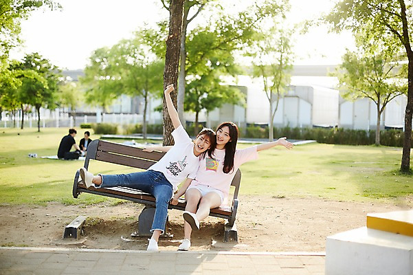 포토 JPG 주간 전신 나무 학생 공원 여학생 여자 남자 벤치 의자 장난 청소년 웃음 앉기 초원 여러명 야외 앞모습 아웃포커스 10대 친구 우정 산책 한국인 즐거움 국내포토 자연요소 식물 공공시설 감정 뷰포인트 가구 다수 관계 모션 휴식 촬영기법 표정 사람 동양인 파일형식