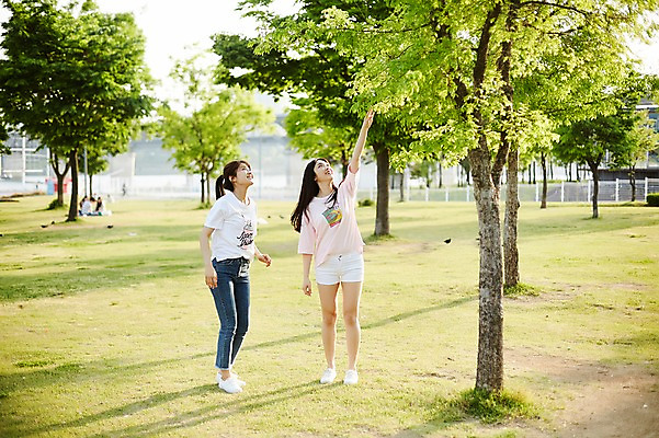 포토 JPG 주간 전신 나무 학생 응시 공원 여학생 여자 포즈 청소년 서기 웃음 초원 야외 두명 앞모습 옆모습 아웃포커스 10대 친구 사진촬영 우정 산책 만지기 한국인 즐거움 십대여자만 국내포토 자연요소 식물 시선 공공시설 감정 뷰포인트 관계 모션 휴식 촬영기법 표정 사람 동양인 촬영 여자만 십대만 파일형식