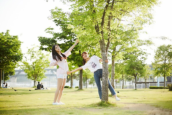 포토 JPG 주간 전신 나무 학생 응시 공원 여학생 여자 포즈 장난 청소년 서기 웃음 초원 야외 두명 앞모습 옆모습 아웃포커스 10대 친구 사진촬영 우정 산책 한국인 잡기 즐거움 십대여자만 국내포토 자연요소 식물 시선 공공시설 감정 뷰포인트 관계 모션 휴식 촬영기법 표정 사람 동양인 촬영 여자만 십대만 파일형식