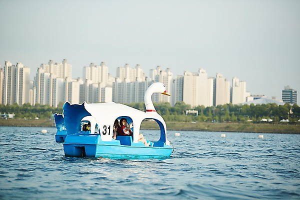 포토 JPG 주간 학생 공원 여학생 여자 청소년 앉기 상반신 야외 두명 건물 옆모습 아웃포커스 10대 친구 우정 한국인 즐거움 한강 손인사 오리배 십대여자만 국내포토 자연요소 건축물 공공시설 감정 뷰포인트 관계 모션 서울 촬영기법 사람 동양인 인사 랜드마크 여자만 십대만 파일형식