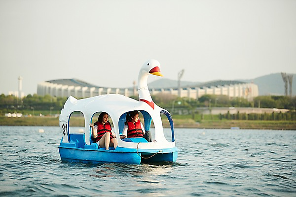 포토 JPG 주간 학생 공원 여학생 여자 청소년 앉기 상반신 야외 두명 건물 앞모습 아웃포커스 10대 친구 우정 한국인 즐거움 한강 오리배 십대여자만 국내포토 자연요소 건축물 공공시설 감정 뷰포인트 관계 모션 서울 촬영기법 사람 동양인 랜드마크 여자만 십대만 파일형식