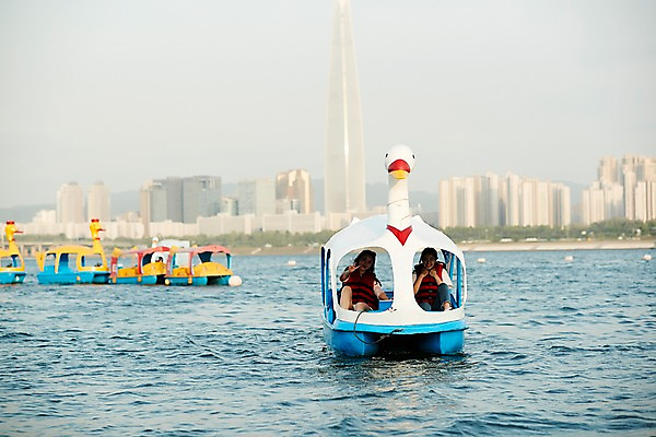 포토 JPG 주간 학생 공원 여학생 여자 청소년 앉기 상반신 야외 두명 앞모습 아웃포커스 10대 친구 우정 한국인 즐거움 한강 오리배 십대여자만 국내포토 자연요소 공공시설 감정 뷰포인트 관계 모션 서울 촬영기법 사람 동양인 랜드마크 여자만 십대만 파일형식