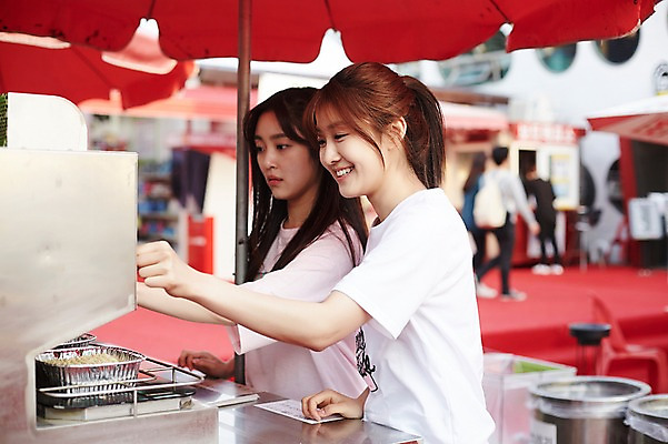 포토 JPG 주간 학생 응시 공원 여학생 여자 청소년 서기 웃음 여러명 상반신 야외 옆모습 아웃포커스 10대 친구 우정 한국인 라면 즐거움 한강 셀프 국내포토 자연요소 시선 공공시설 감정 음식 뷰포인트 다수 관계 모션 서울 촬영기법 표정 사람 동양인 면류 랜드마크 파일형식