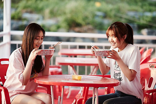 포토 JPG 주간 학생 응시 공원 여학생 여자 청소년 탁자 웃음 들기 앉기 상반신 야외 두명 옆모습 아웃포커스 10대 친구 우정 한국인 라면 먹기 즐거움 한강 십대여자만 국내포토 자연요소 시선 공공시설 감정 음식 뷰포인트 가구 관계 모션 서울 촬영기법 표정 사람 동양인 면류 랜드마크 여자만 십대만 파일형식