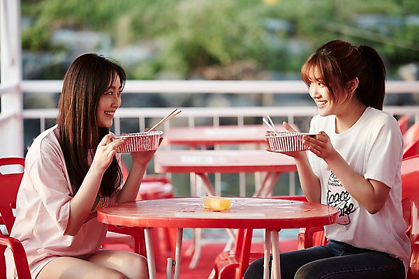포토 JPG 주간 학생 응시 공원 여학생 여자 청소년 탁자 웃음 들기 앉기 상반신 야외 두명 옆모습 아웃포커스 10대 친구 우정 한국인 라면 먹기 즐거움 한강 십대여자만 국내포토 자연요소 시선 공공시설 감정 음식 뷰포인트 가구 관계 모션 서울 촬영기법 표정 사람 동양인 면류 랜드마크 여자만 십대만 파일형식