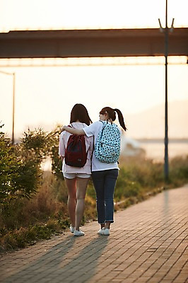 포토 JPG 주간 전신 학생 공원 여학생 여자 청소년 어깨동무 야외 두명 뒷모습 아웃포커스 10대 친구 걷기 일몰 우정 산책 산책로 한국인 한강 격려 백팩 위로 가교 십대여자만 국내포토 자연요소 건축물 공공시설 감정 길 뷰포인트 포즈 가방 관계 모션 휴식 서울 촬영기법 사람 동양인 노을 랜드마크 여자만 십대만 파일형식