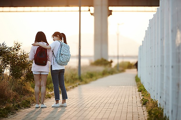포토 JPG 주간 전신 학생 공원 여학생 여자 청소년 어깨동무 야외 두명 뒷모습 아웃포커스 10대 친구 걷기 일몰 우정 산책 산책로 한국인 한강 격려 백팩 위로 가교 십대여자만 국내포토 자연요소 건축물 공공시설 감정 길 뷰포인트 포즈 가방 관계 모션 휴식 서울 촬영기법 사람 동양인 노을 랜드마크 여자만 십대만 파일형식