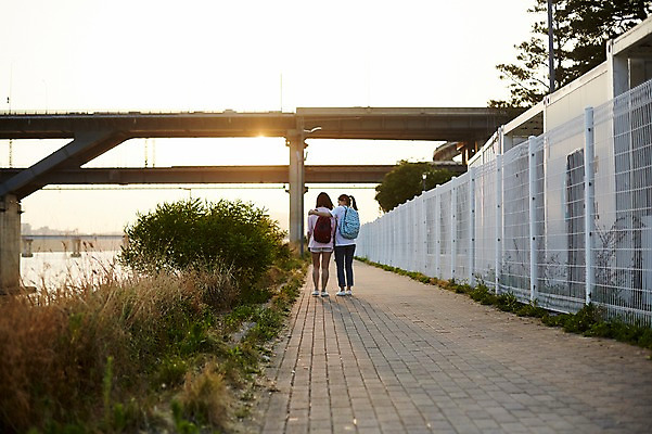 포토 JPG 주간 전신 학생 공원 여학생 여자 청소년 어깨동무 서기 야외 두명 뒷모습 아웃포커스 10대 친구 일몰 우정 산책 산책로 한국인 한강 격려 백팩 위로 가교 십대여자만 국내포토 자연요소 건축물 공공시설 감정 길 뷰포인트 포즈 가방 관계 모션 휴식 서울 촬영기법 사람 동양인 노을 랜드마크 여자만 십대만 파일형식