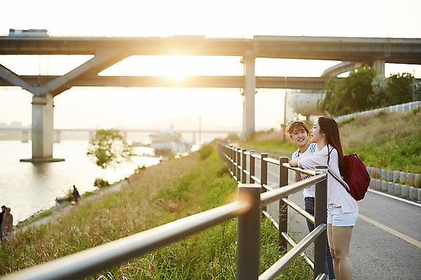 포토 JPG 주간 학생 응시 공원 여학생 여자 난간 청소년 서기 미소 상반신 야외 두명 옆모습 아웃포커스 10대 친구 기댐 일몰 우정 산책 한국인 한강 백팩 가교 십대여자만 국내포토 자연요소 건축물 시선 공공시설 뷰포인트 가방 관계 모션 휴식 서울 촬영기법 표정 사람 동양인 노을 랜드마크 여자만 십대만 파일형식
