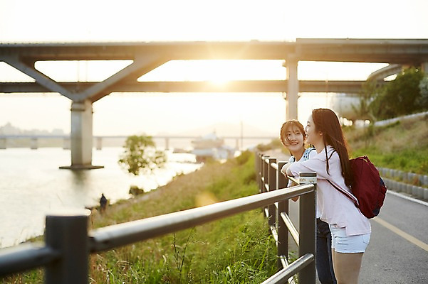 포토 JPG 주간 학생 응시 공원 여학생 여자 난간 청소년 서기 미소 상반신 야외 두명 옆모습 아웃포커스 10대 친구 기댐 일몰 우정 산책 한국인 한강 백팩 가교 십대여자만 국내포토 자연요소 건축물 시선 공공시설 뷰포인트 가방 관계 모션 휴식 서울 촬영기법 표정 사람 동양인 노을 랜드마크 여자만 십대만 파일형식