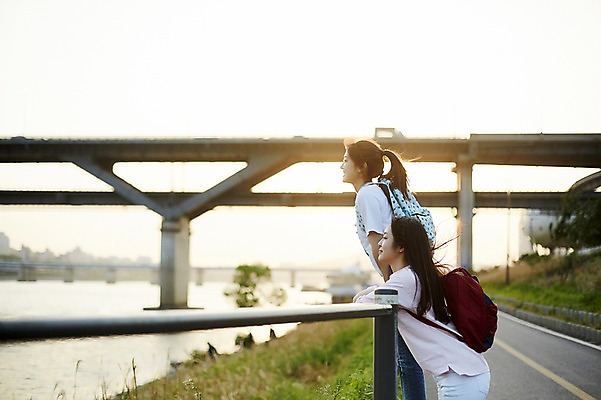포토 JPG 주간 학생 응시 공원 여학생 여자 난간 청소년 서기 상반신 야외 두명 옆모습 아웃포커스 10대 친구 기댐 일몰 우정 산책 한국인 한강 백팩 가교 십대여자만 국내포토 자연요소 건축물 시선 공공시설 뷰포인트 가방 관계 모션 휴식 서울 촬영기법 사람 동양인 노을 랜드마크 여자만 십대만 파일형식