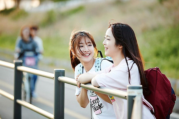 포토 JPG 주간 학생 응시 공원 여학생 여자 남자 난간 청소년 서기 웃음 여러명 상반신 야외 옆모습 아웃포커스 10대 친구 기댐 우정 산책 한국인 한강 백팩 국내포토 자연요소 시선 공공시설 뷰포인트 다수 가방 관계 모션 휴식 서울 촬영기법 표정 사람 동양인 랜드마크 파일형식