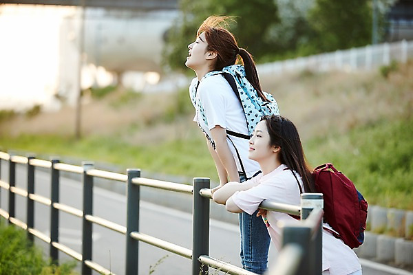 포토 JPG 주간 학생 응시 공원 여학생 여자 난간 청소년 서기 상반신 야외 두명 옆모습 아웃포커스 10대 친구 기댐 우정 산책 한국인 한강 백팩 십대여자만 국내포토 자연요소 시선 공공시설 뷰포인트 가방 관계 모션 휴식 서울 촬영기법 사람 동양인 랜드마크 여자만 십대만 파일형식