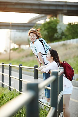 포토 JPG 주간 전신 학생 응시 공원 여학생 여자 난간 청소년 서기 미소 상반신 야외 두명 옆모습 아웃포커스 10대 친구 눈감음 기댐 우정 산책 한국인 다리 한강 백팩 가교 십대여자만 국내포토 자연요소 건축물 시선 공공시설 뷰포인트 가방 관계 모션 휴식 서울 촬영기법 표정 사람 동양인 랜드마크 여자만 십대만 파일형식