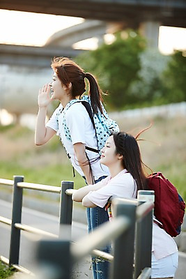 포토 JPG 주간 학생 응시 공원 여학생 여자 난간 청소년 서기 웃음 상반신 야외 두명 옆모습 아웃포커스 10대 친구 기댐 일몰 외침 우정 산책 한국인 한강 백팩 가교 십대여자만 국내포토 자연요소 건축물 시선 공공시설 뷰포인트 가방 관계 모션 휴식 서울 촬영기법 표정 사람 동양인 노을 소리 랜드마크 여자만 십대만 파일형식