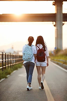 포토 JPG 주간 전신 학생 공원 여학생 여자 청소년 야외 두명 뒷모습 아웃포커스 10대 친구 걷기 일몰 우정 산책 산책로 한국인 한강 백팩 가교 십대여자만 국내포토 자연요소 건축물 공공시설 길 뷰포인트 가방 관계 모션 휴식 서울 촬영기법 사람 동양인 노을 랜드마크 여자만 십대만 파일형식