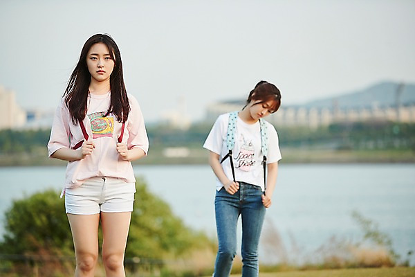 포토 JPG 주간 학생 응시 공원 여학생 여자 청소년 서기 상반신 야외 두명 앞모습 아웃포커스 10대 친구 걷기 한국인 백팩 불만 삐침 시무룩 십대여자만 불편함 국내포토 자연요소 시선 공공시설 감정 뷰포인트 가방 관계 모션 촬영기법 표정 사람 동양인 감각 여자만 십대만 파일형식 잡화 인종 시설