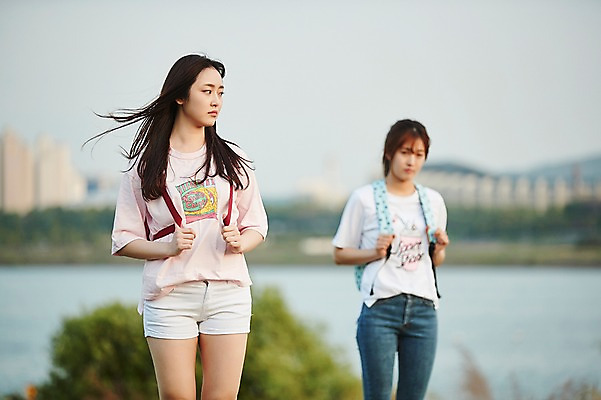 포토 JPG 주간 학생 응시 공원 여학생 여자 청소년 서기 상반신 야외 두명 앞모습 아웃포커스 10대 친구 걷기 한국인 백팩 불만 삐침 노려봄 십대여자만 불편함 국내포토 자연요소 시선 공공시설 감정 뷰포인트 가방 관계 모션 촬영기법 표정 사람 동양인 감각 여자만 십대만 파일형식