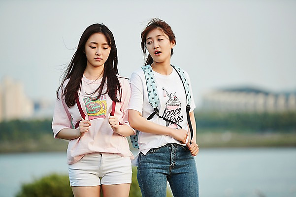 포토 JPG 주간 학생 응시 공원 여학생 여자 청소년 서기 상반신 야외 두명 앞모습 아웃포커스 10대 친구 걷기 한국인 백팩 화해 삐침 시무룩 십대여자만 국내포토 자연요소 시선 공공시설 감정 뷰포인트 가방 관계 모션 촬영기법 표정 사람 동양인 여자만 십대만 파일형식 잡화 인종 시설