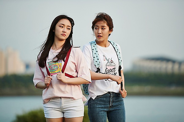 포토 JPG 주간 학생 응시 공원 여학생 여자 청소년 서기 상반신 야외 두명 앞모습 아웃포커스 10대 친구 걷기 한국인 백팩 화해 삐침 시무룩 십대여자만 국내포토 자연요소 시선 공공시설 감정 뷰포인트 가방 관계 모션 촬영기법 표정 사람 동양인 여자만 십대만 파일형식