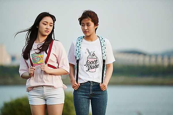 포토 JPG 주간 학생 응시 공원 여학생 여자 청소년 서기 상반신 야외 두명 앞모습 아웃포커스 10대 친구 걷기 한국인 백팩 화해 삐침 시무룩 십대여자만 국내포토 자연요소 시선 공공시설 감정 뷰포인트 가방 관계 모션 촬영기법 표정 사람 동양인 여자만 십대만 파일형식 잡화 인종 시설
