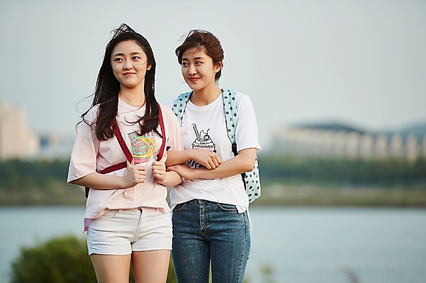 포토 JPG 주간 학생 응시 공원 여학생 여자 청소년 서기 미소 상반신 야외 두명 앞모습 아웃포커스 10대 친구 걷기 팔짱 우정 한국인 잡기 백팩 화해 삐침 십대여자만 국내포토 자연요소 시선 공공시설 감정 뷰포인트 가방 관계 모션 촬영기법 표정 사람 동양인 여자만 십대만 파일형식