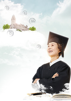 PSD 구름 편집 편집이미지 응시 여자 교육 노년 학사모 졸업 하늘 한명 웃음 상반신 성인 책 실버라이프 팔짱 한국인 졸업가운 60대 노인대학 이미지편집 자연요소 모자_잡화 1 라이프스타일 시선 모션 표정 사람 동양인 가운 대학교 파일형식
