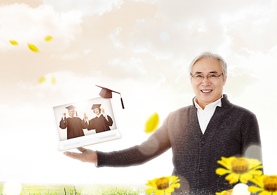 PSD 구름 편집 편집이미지 여자 교육 노년 남자 꽃 학사모 졸업 하늘 안내 웃음 상반신 성인 세명 노트북 실버라이프 한국인 졸업가운 60대 노인대학 이미지편집 자연요소 식물 모자_잡화 라이프스타일 표정 사람 동양인 전자제품 가운 대학교 파일형식