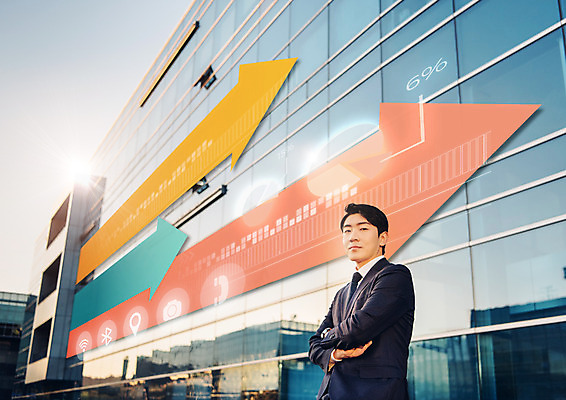 PSD 편집 편집이미지 남자 화살표 비즈니스 한명 빌딩 상반신 20대 성인 팔짱 한국인 비즈니스맨 홀로그램 이미지편집 1 모션 사람 동양인 청년 건물 직장인 파일형식