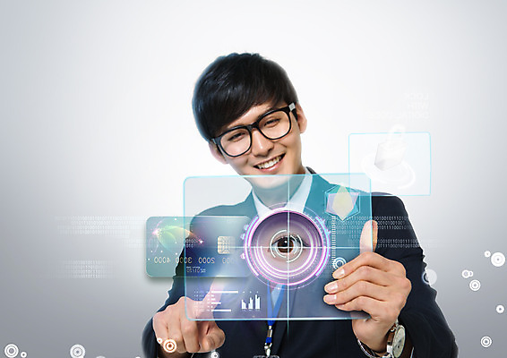 PSD 편집 편집이미지 남자 비즈니스 정보기술 한명 웃음 상반신 20대 성인 디지털 터치 한국인 비즈니스맨 신용카드 눈동자 스마트 터치스크린 홀로그램 홍채인식 4차산업 이미지편집 1 산업 컨셉 기술 표정 사람 동양인 청년 금융 눈_신체부위 직장인 생체인식기술 파일형식
