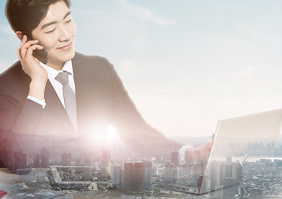 PSD 구름 편집 편집이미지 남자 비즈니스 하늘 한명 미소 빌딩 상반신 20대 성인 노트북 스마트폰 한국인 도시 비즈니스맨 통화 홀로그램 이미지편집 자연요소 1 모션 표정 사람 동양인 청년 건물 전자제품 핸드폰 스마트기기 직장인 파일형식