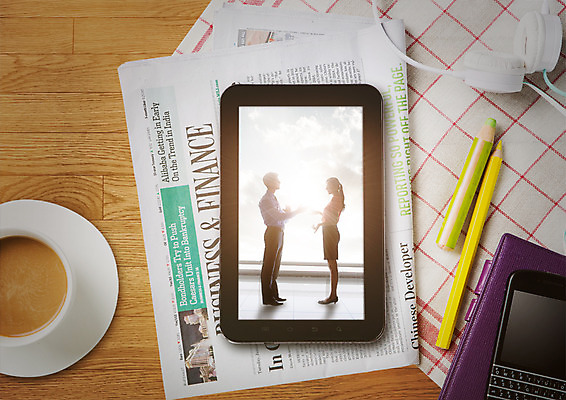 전신 PSD 서양인 편집 편집이미지 여자 남자 커피 비즈니스 색연필 서기 20대 성인 두명 옆모습 스마트폰 태블릿 마주보기 다이어리 헤드폰 비즈니스맨 비즈니스우먼 신문 커피잔 이미지편집 외국인 음료 뷰포인트 음향기기 모션 학용품 잔 사람 청년 간행물 전자제품 핸드폰 스마트기기 사무용품 직장인 뉴스 파일형식