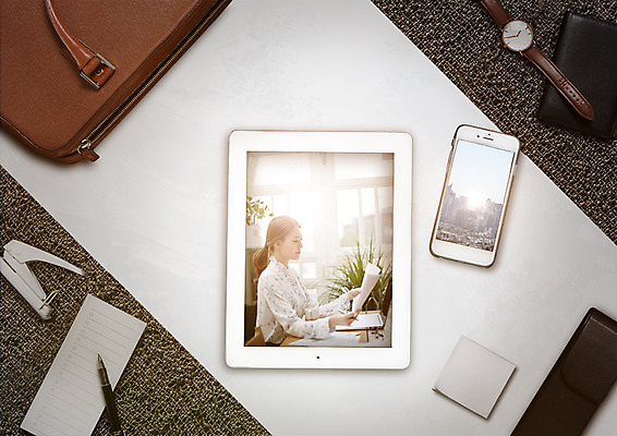 PSD 편집 편집이미지 여자 서류가방 비즈니스 한명 상반신 20대 성인 옆모습 스마트폰 태블릿 펜 한국인 메모지 업무 비즈니스우먼 지갑 손목시계 이미지편집 펀칭기 1 뷰포인트 시계 가방 장신구 사람 동양인 청년 전자제품 핸드폰 스마트기기 필기구 사무용품 작업 직장인 파일형식