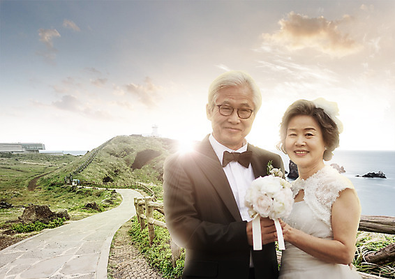 PSD 구름 편집 편집이미지 여자 노년 남자 바다 부케 웨딩드레스 가족 하늘 웃음 정장 턱시도 상반신 성인 취미 두명 앞모습 실버라이프 노을 노부부 한국인 60대 리마인드웨딩 노인만 이미지편집 자연요소 라이프스타일 부부 드레스 옷 뷰포인트 꽃다발 결혼 관계 표정 사람 동양인 성인만 파일형식