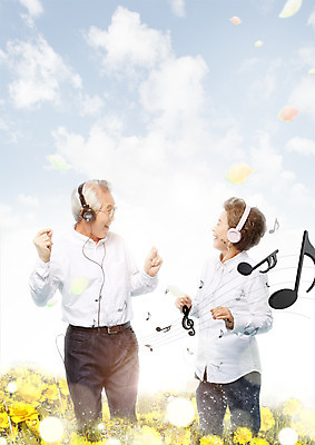 PSD 구름 편집 편집이미지 여자 노년 남자 꽃 음표 하늘 웃음 상반신 성인 취미 두명 앞모습 실버라이프 마주보기 노부부 헤드폰 음악감상 한국인 춤 높은음자리표 60대 노인만 이미지편집 자연요소 식물 라이프스타일 기호 부부 음악 뷰포인트 음향기기 모션 문화예술 표정 사람 동양인 감상 성인만 파일형식