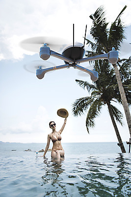 PSD 편집이미지 모자 여자 바다 수영장 한명 들기 앉기 상반신 20대 성인 앞모습 여름 야자수 3D 한국인 디지털합성 손인사 드론 성인여자한명만 편집3D 나무 1 잡화 계절 뷰포인트 모션 사람 동양인 청년 인사 여자한명만 성인여자만 파일형식