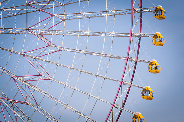 포토 JPG 주간 하늘 풍경 여러명 야외 놀이공원 대관람차 국내포토 자연요소 다수 사람 테마파크 놀이기구 파일형식