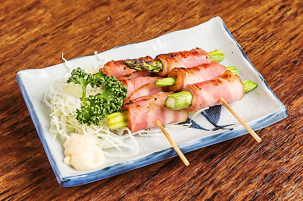 포토 JPG 접시 음식 실내 파슬리 사람없음 꼬치 양배추 아스파라거스 베이컨 꼬치구이 마요네즈 일본음식 국내포토 식기 채소 돼지고기 내부 소스_음식 구이 파일형식