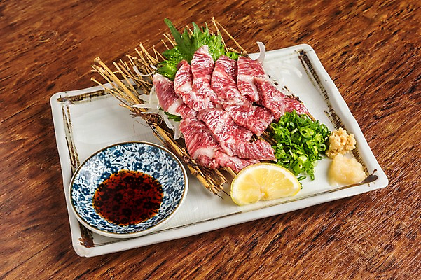 포토 JPG 접시 생고기 육류 사람없음 나뭇가지 레몬 깻잎 간장 파 육회 국내포토 나무 식기 채소 과일 식재료 양념 파일형식