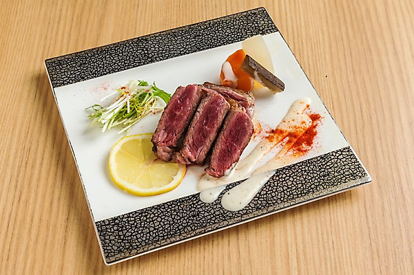 포토 JPG 접시 음식 실내 육류 스테이크 사람없음 장식 소스 레몬 파 일본음식 국내포토 식기 채소 과일 식재료 서양음식 내부 양념 파일형식