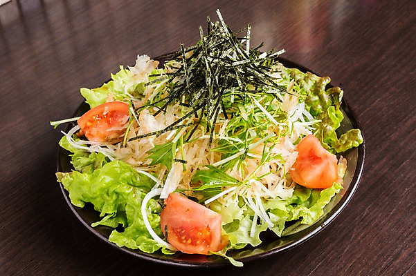 포토 JPG 접시 토마토 실내 사람없음 샐러드 상추 김가루 일본음식 국내포토 식기 음식 채소 내부 김_해조류 가루 파일형식