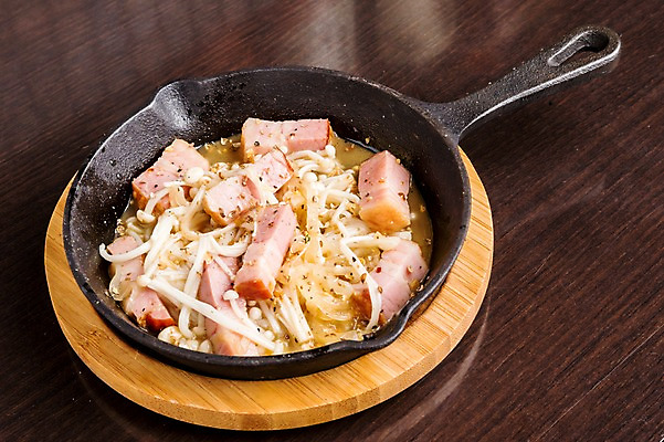 포토 JPG 음식 실내 사람없음 프라이팬 받침대 햄 볶음 철판 팽이버섯 일본음식 국내포토 주방용품 육류 내부 버섯 파일형식