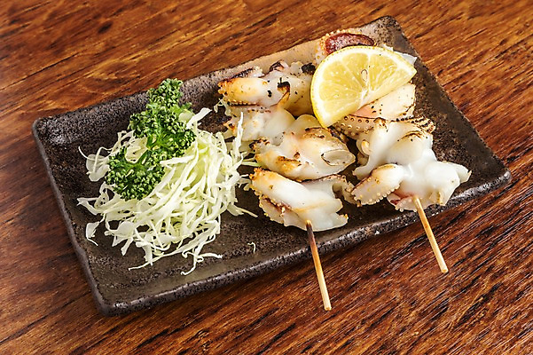 포토 JPG 접시 음식 실내 파슬리 사람없음 해물요리 꼬치 레몬 해산물 양배추 꼬치구이 일본음식 국내포토 식기 채소 과일 내부 구이 파일형식