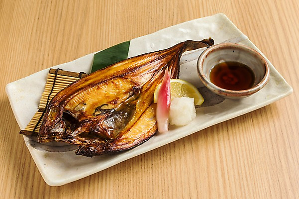 포토 JPG 접시 음식 실내 사람없음 구이 레몬 간장 생선구이 일본음식 무즙 국내포토 식기 과일 내부 양념 즙 생선요리 파일형식