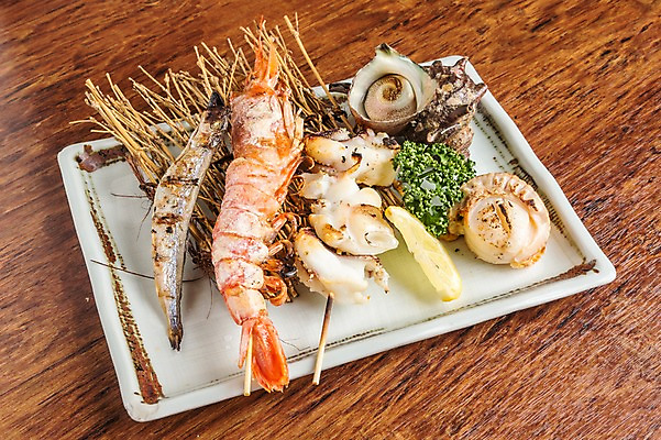 포토 JPG 접시 실내 사람없음 해물요리 나뭇가지 꼬치 레몬 해산물 꼬치구이 일본음식 국내포토 나무 식기 음식 과일 내부 구이 파일형식